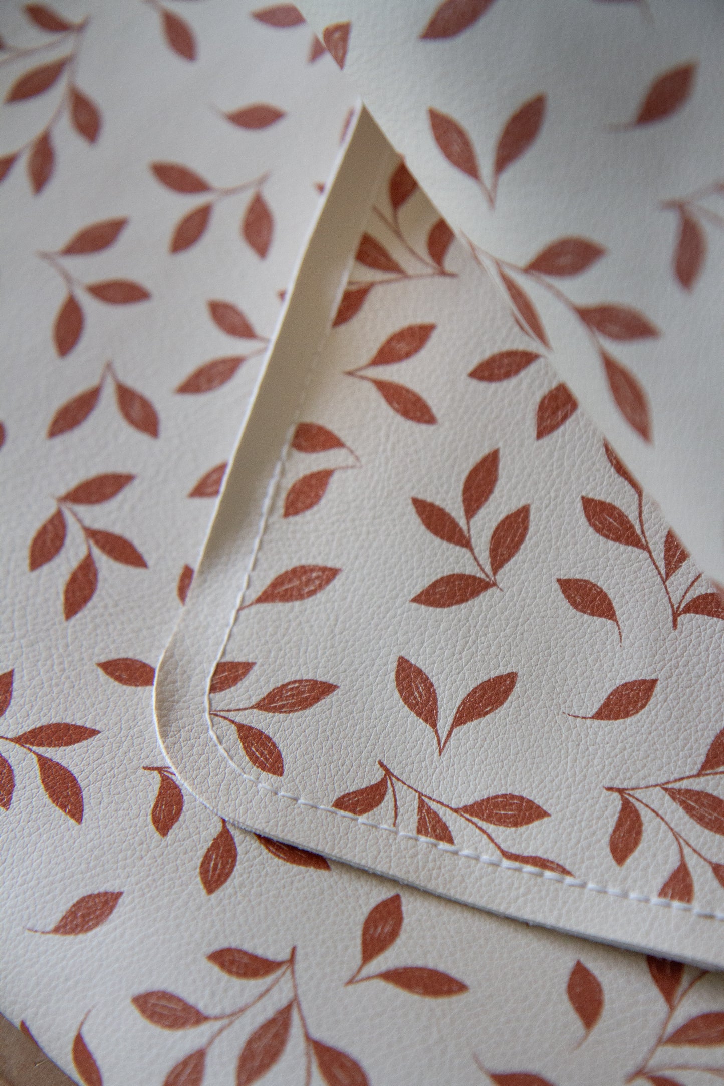 LE MINI MAT FEUILLETTE CACHOU